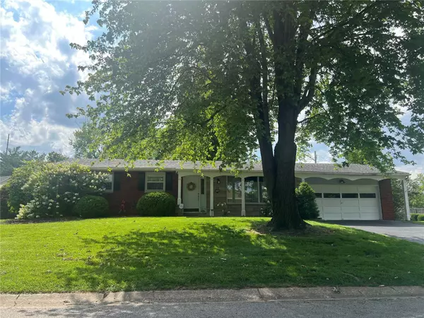 4706 D'Adrian Dr, Godfrey, IL 62035