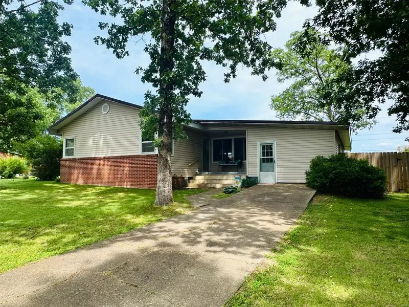 1304 E Crest DR, Houston, MO 65483