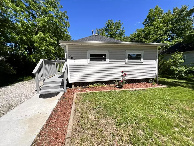 205 Bowles ST, Hillsboro, IL 62049