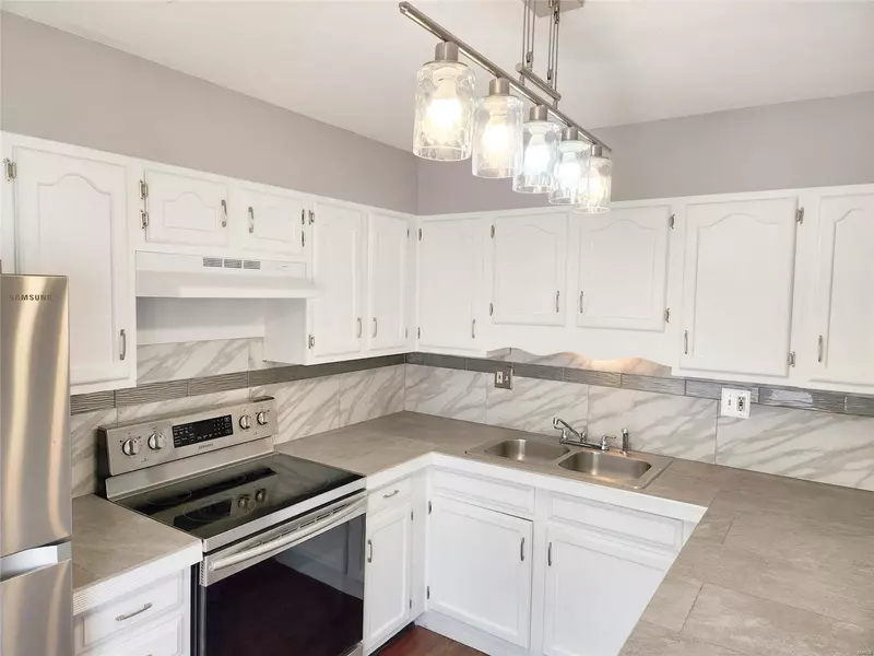 8795 Sieloff DR, Hazelwood, MO 63042