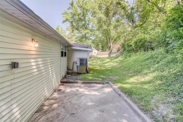 East Alton, IL 62024,825 BEE TREE LANE