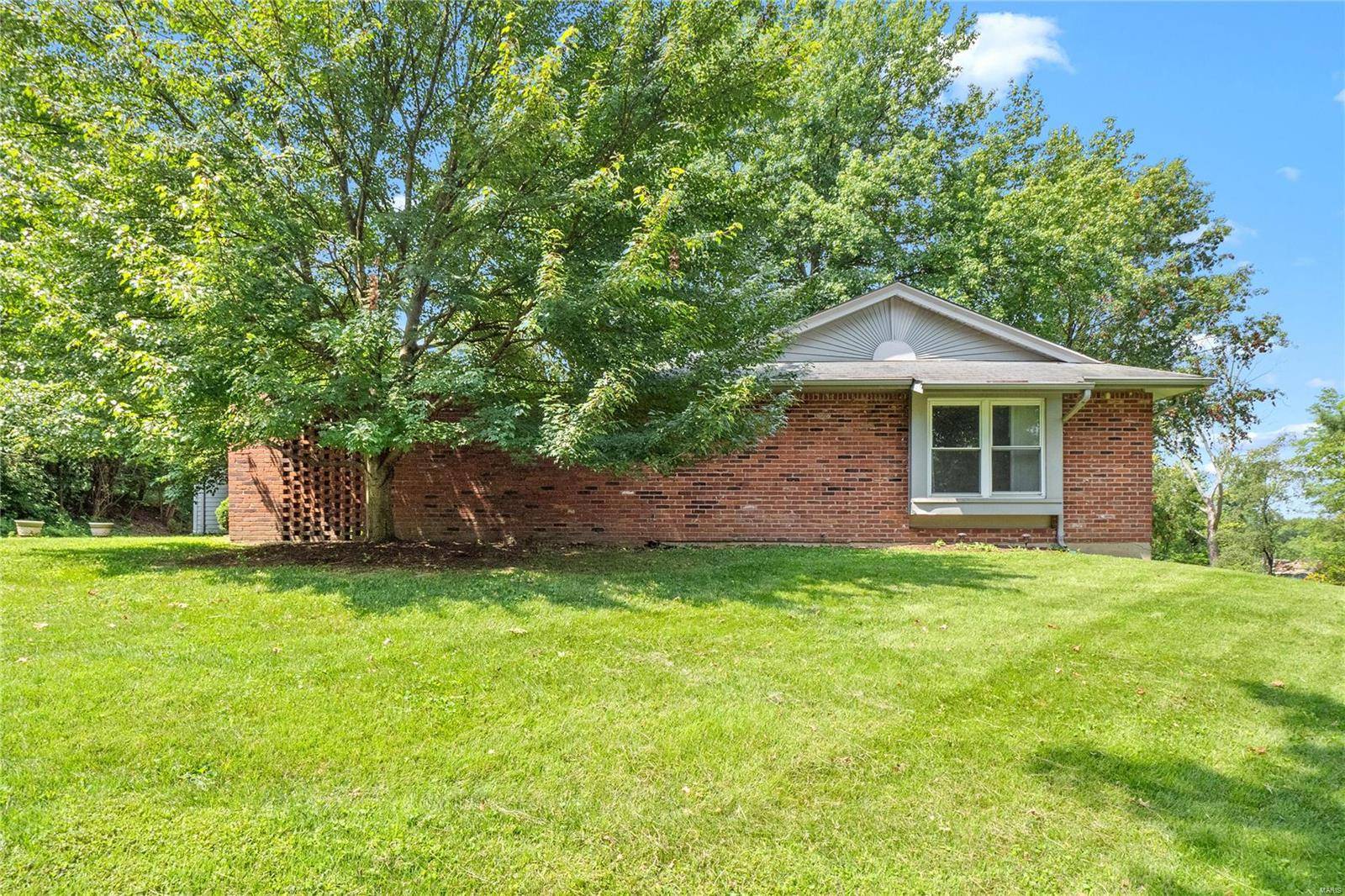 405 Brooktree DR, Ballwin, MO 63011