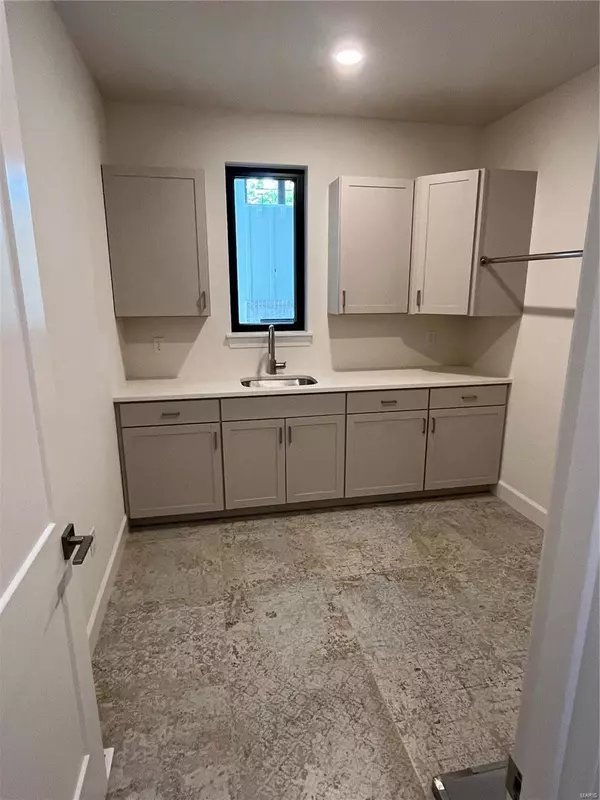 Ladue, MO 63124,23 Danfield