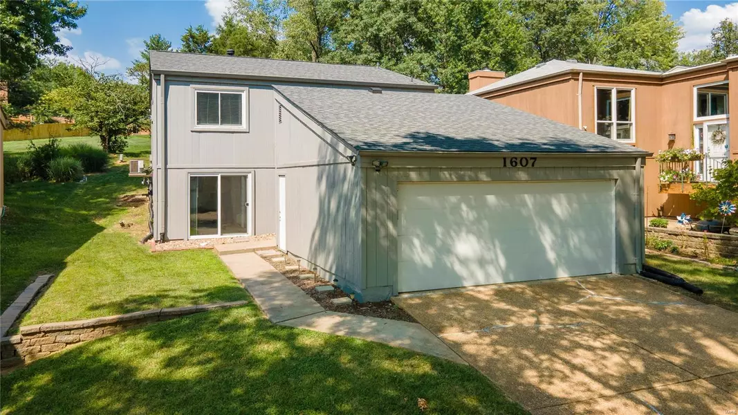 1607 Country Hill LN, Manchester, MO 63021