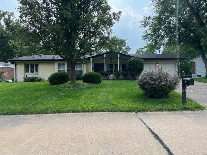 741 Montauban DR, Creve Coeur, MO 63141
