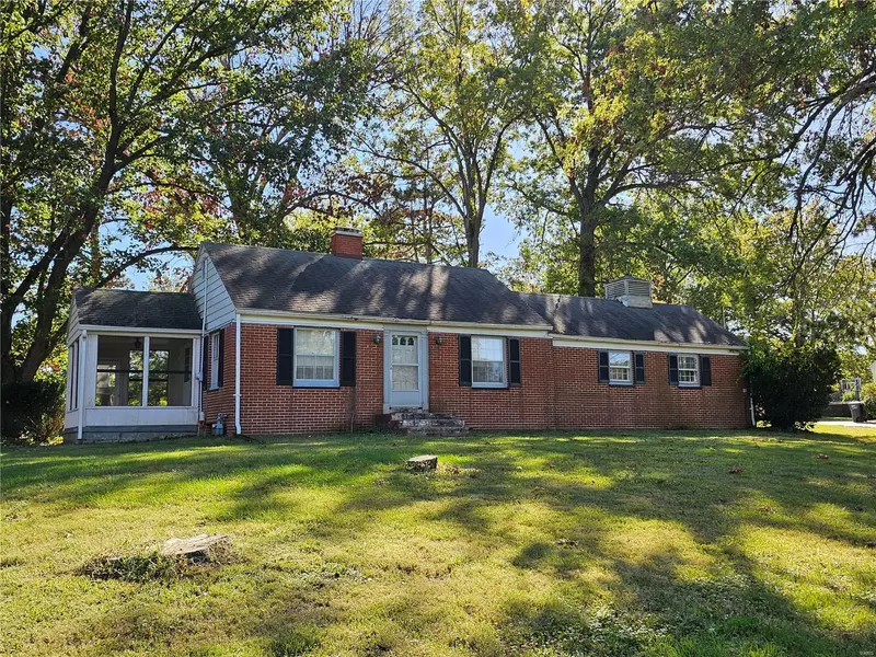 200 W Kinkead RD, Hillsboro, IL 62049