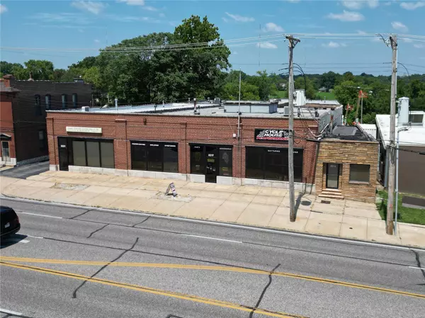 8213 Gravois RD, St Louis, MO 63123