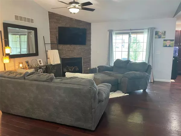 Aviston, IL 62216,399 E 4th St