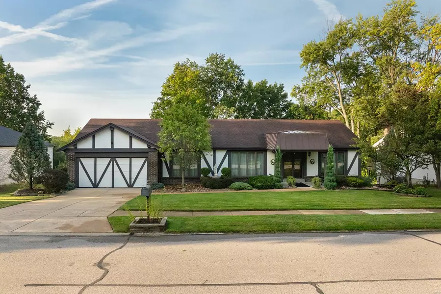 13276 Kenroyal DR, Des Peres, MO 63131