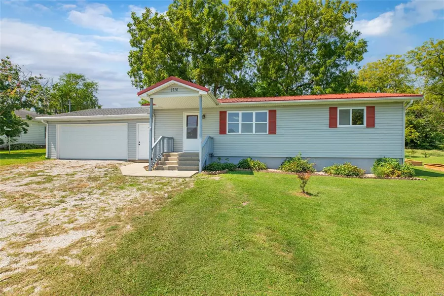 1716 Old Bus Line RD, Hillsboro, IL 62049