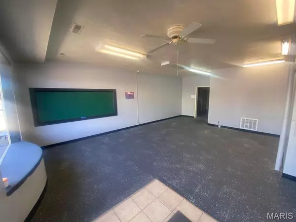 Piedmont, MO 63957,116 N Main St