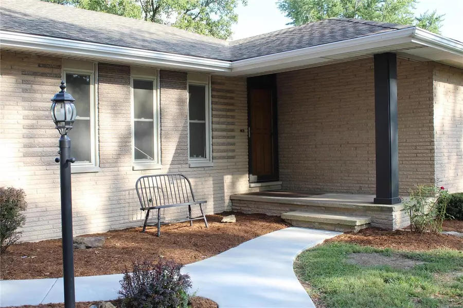 12 Magnolia DR, Moro, IL 62067