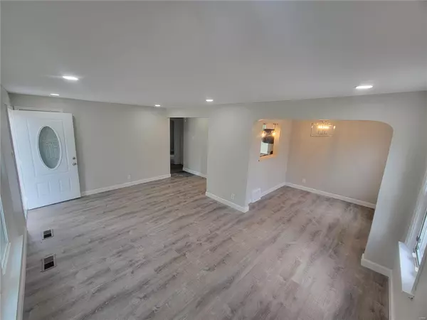 St Louis, MO 63114,9717 Echo LN