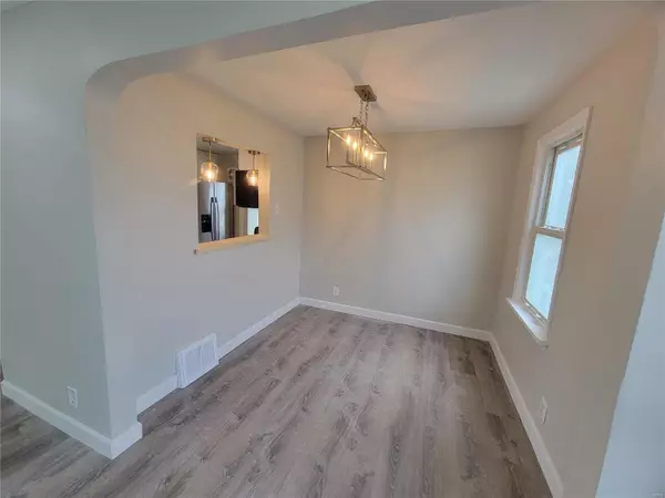 St Louis, MO 63114,9717 Echo LN