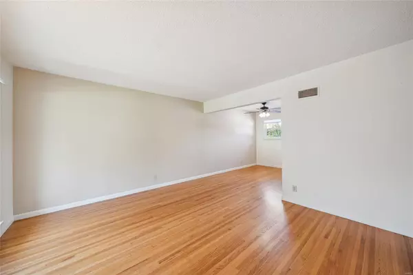 St Louis, MO 63123,10514 Roscommon DR