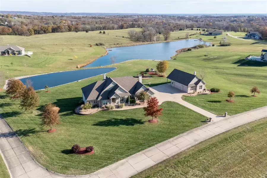 40 Red Ridge DR, Winfield, MO 63389
