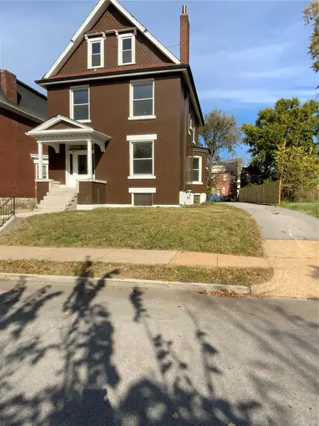 37 Lewis PL, St Louis, MO 63113