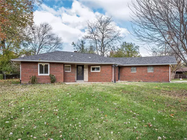 101 E Country LN,  Collinsville,  IL 62234
