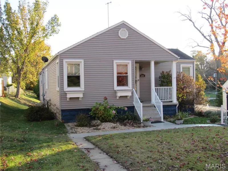 1207 Douglas ST, Godfrey, IL 62002