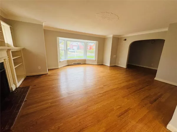 St Louis, MO 63105,8116 Halifax DR