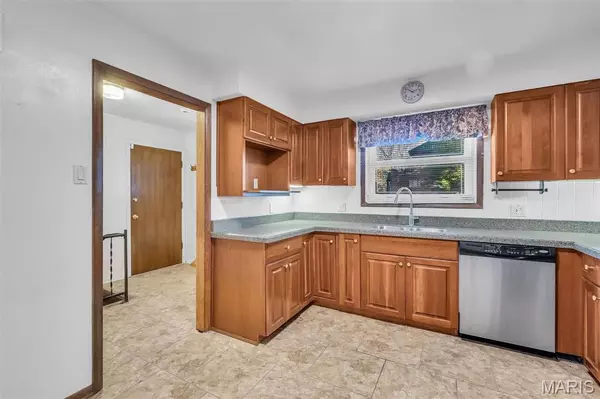 St Louis, MO 63137,10211 Lookaway DR