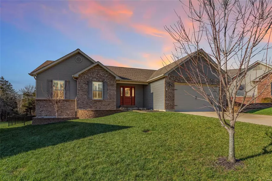 643 Crestfall DR, Washington, MO 63090