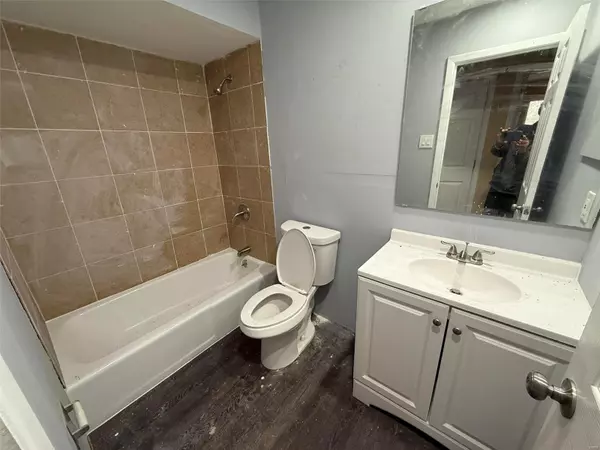 Ferguson, MO 63135,905 Roussilon CT