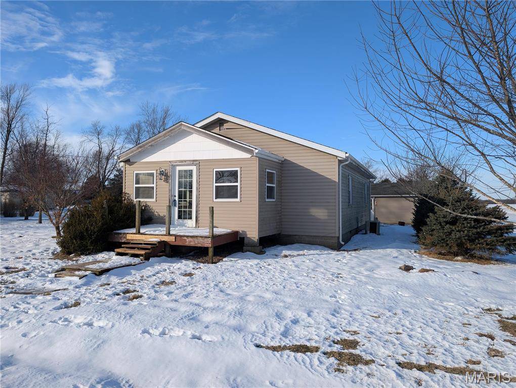 413 N 6th ST, New Douglas, IL 62074