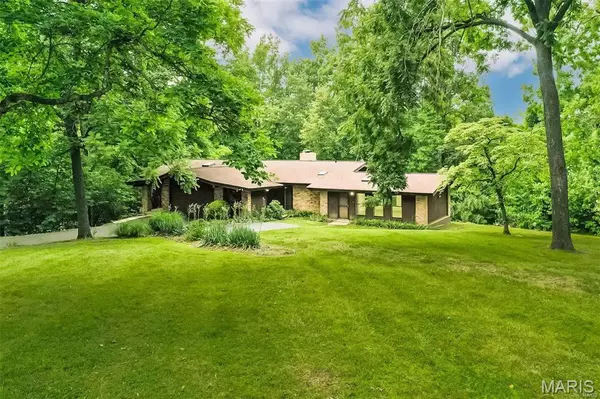 138 S Greentrails DR, Chesterfield, MO 63017
