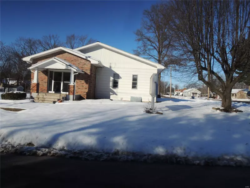 1111 E College AVE, Greenville, IL 62246