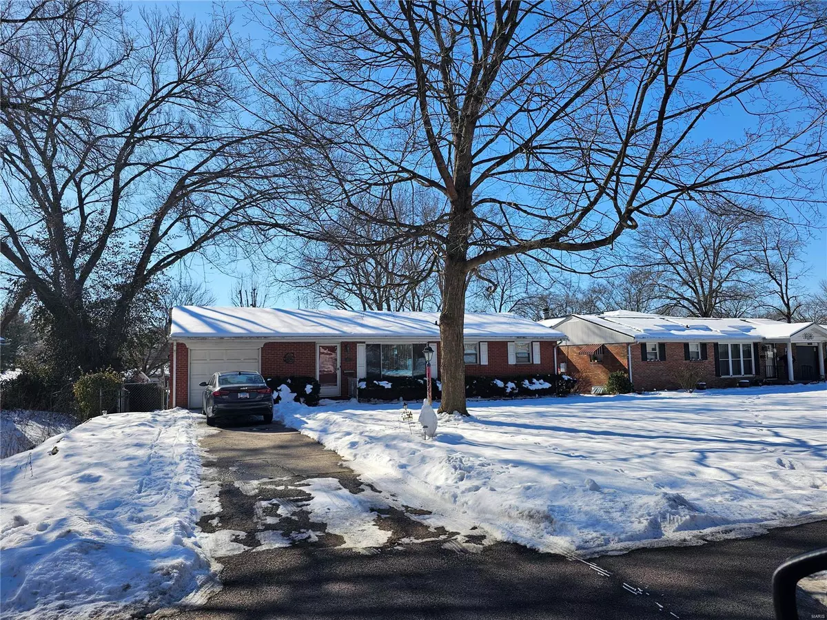 East Alton, IL 62024,820 Bee Tree LN