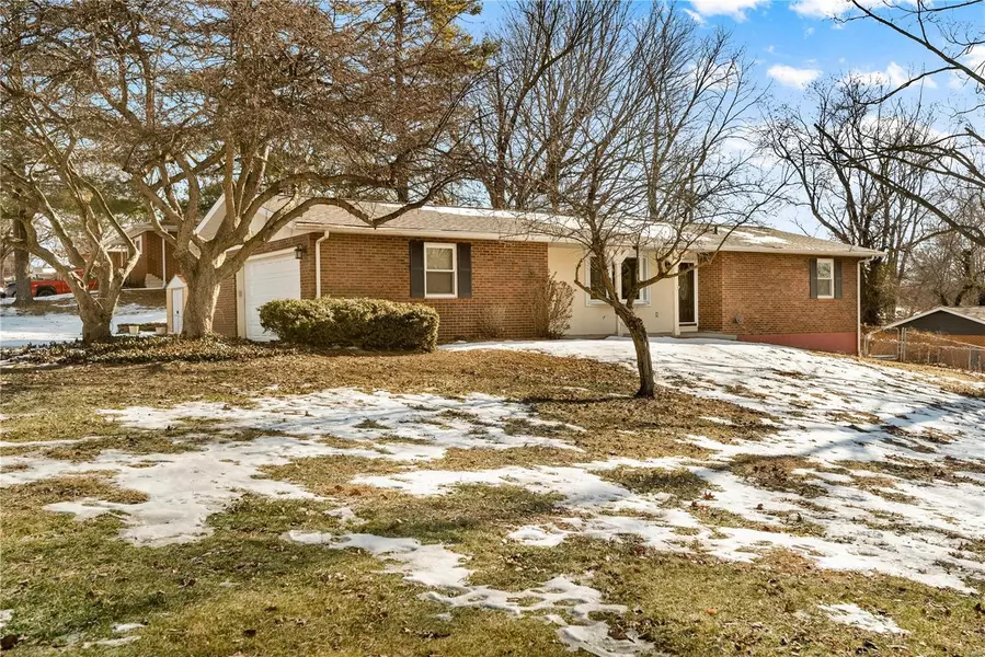 201 Lake Hillcrest DR, Glen Carbon, IL 62034