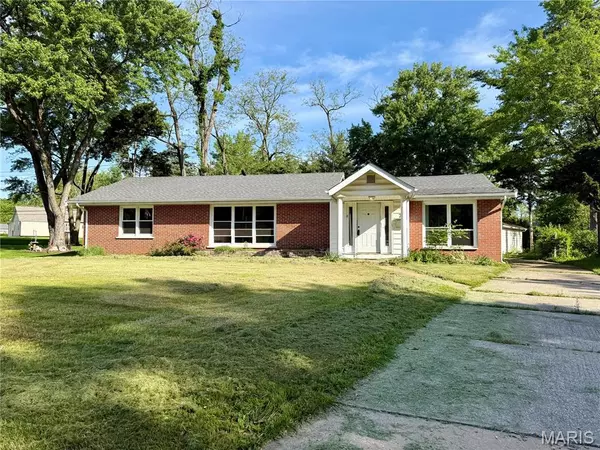 7 Kenwood DR, Hazelwood, MO 63042