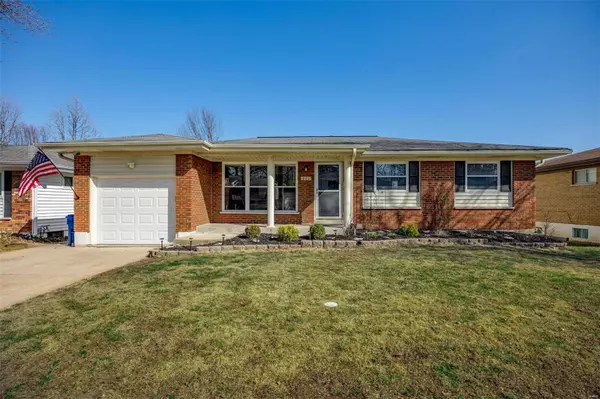 4652 Villa Knoll DR, St Louis, MO 63128