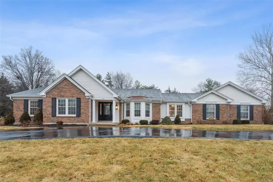 125 Forest Club DR, Chesterfield, MO 63005