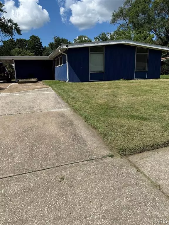 805 Derhake RD, Florissant, MO 63033