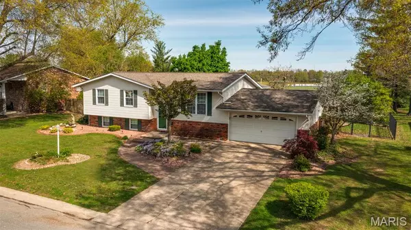 807 W Miller DR, Staunton, IL 62088