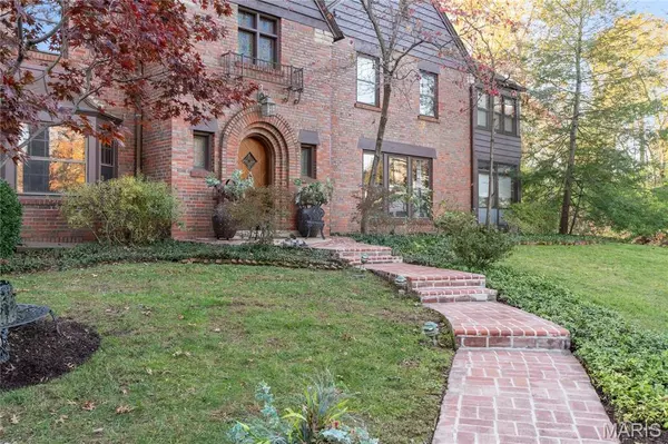 Ladue, MO 63124,7 Brookside LN