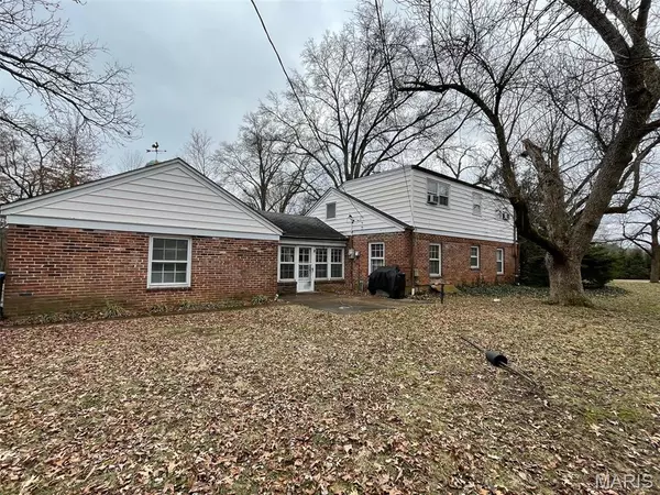 Creve Coeur, MO 63141,2 Wyndtop LN
