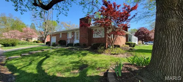 608 Roosevelt DR, Edwardsville, IL 62025