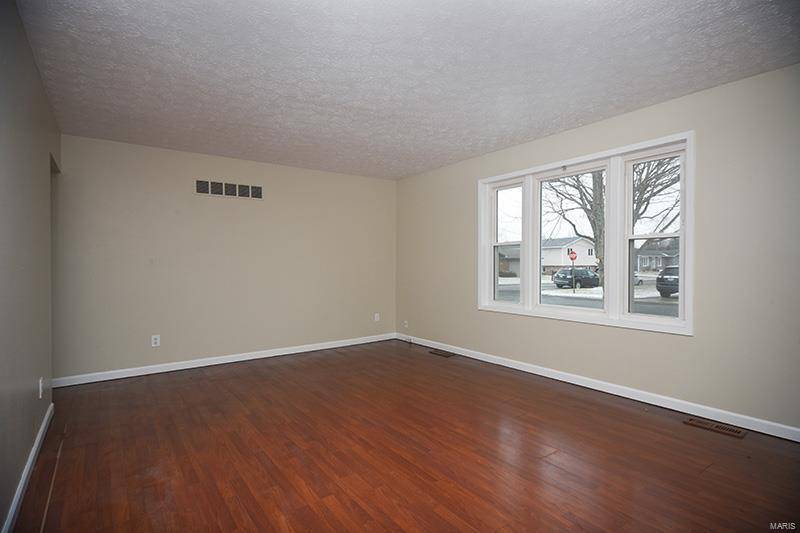 Highland, IL 62249,5 Sunray DR