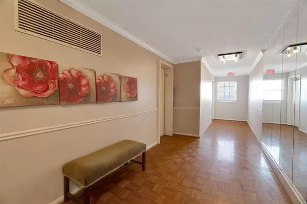Creve Coeur, MO 63146,10374 Chimney Rock DR #22