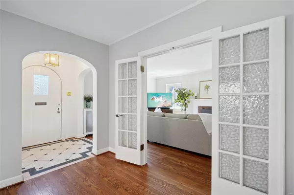 University City, MO 63130,437 Mission CT