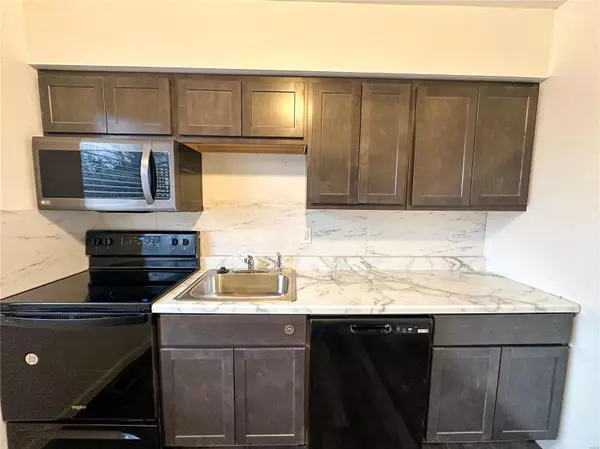 St Louis, MO 63114,2225 Lackland RD