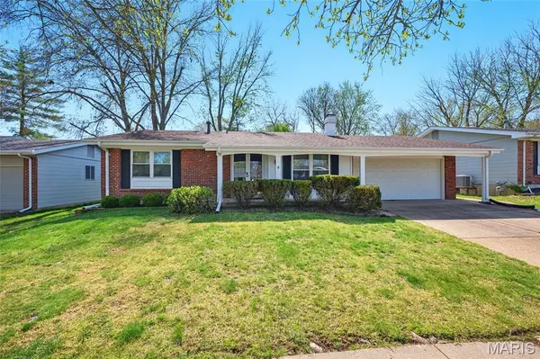 560 Goldwood DR, Ballwin, MO 63021