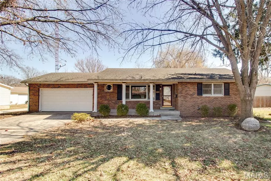 221 Johnson ST, Carlinville, IL 62626
