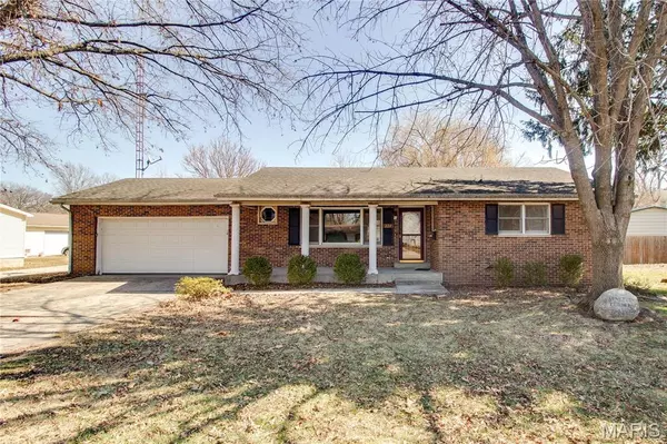 221 Johnson ST, Carlinville, IL 62626
