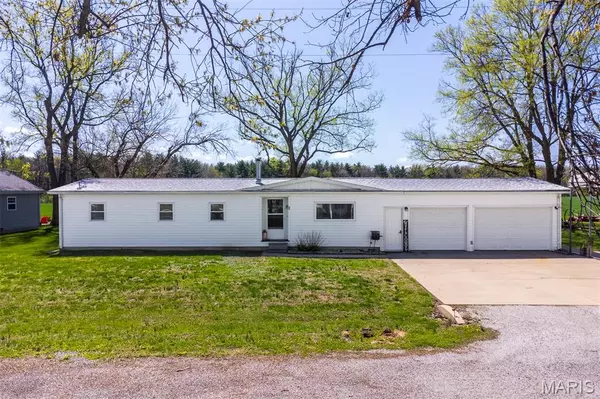 2 S Circle DR, Carlyle, IL 62231