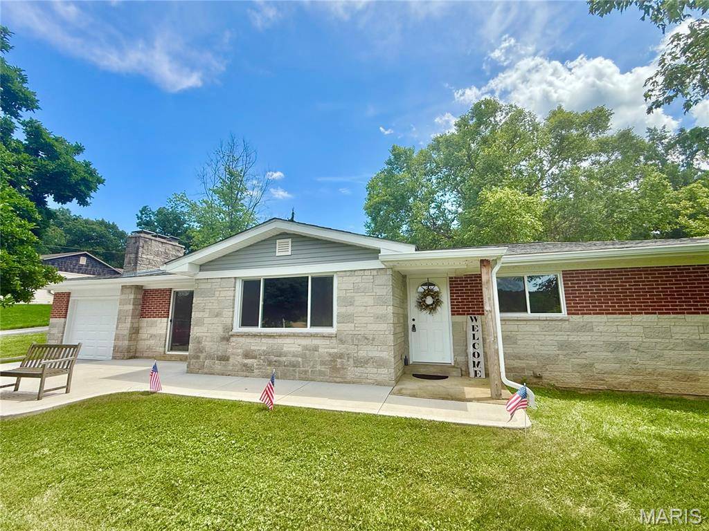65 E Lakewood DR, Fenton, MO 63026