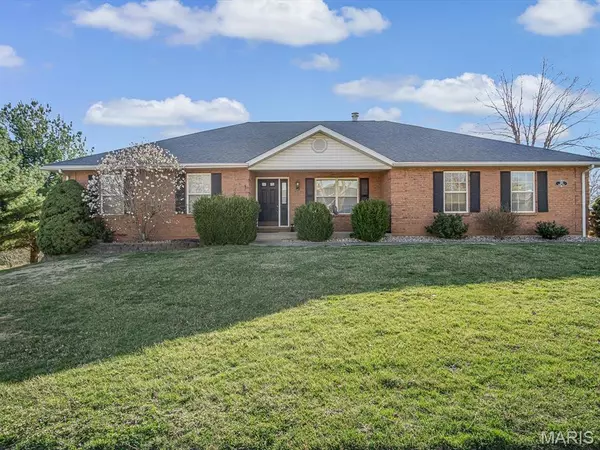 100 Fairway DR, Waterloo, IL 62298